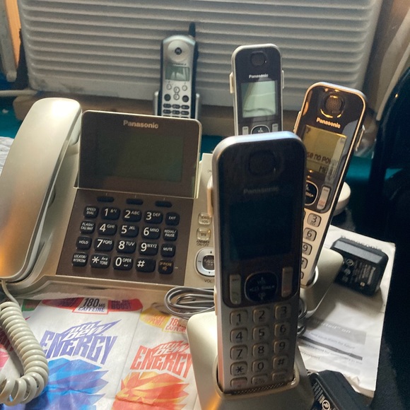 Champagne gold 3 handsets with base system and Panasonic owners manual sale - Picture 1 of 4